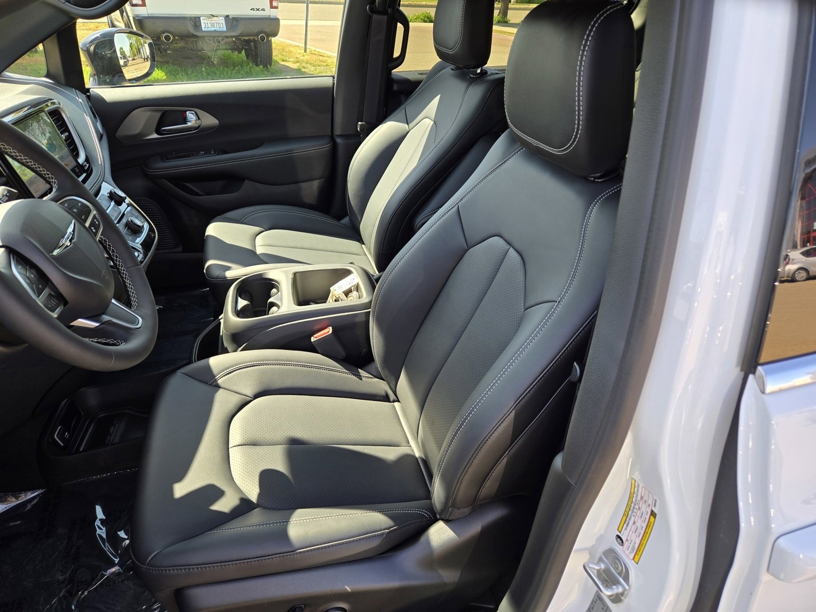 New 2025 Chrysler Pacifica Select w/ Uconnect Theater Family Group image 10