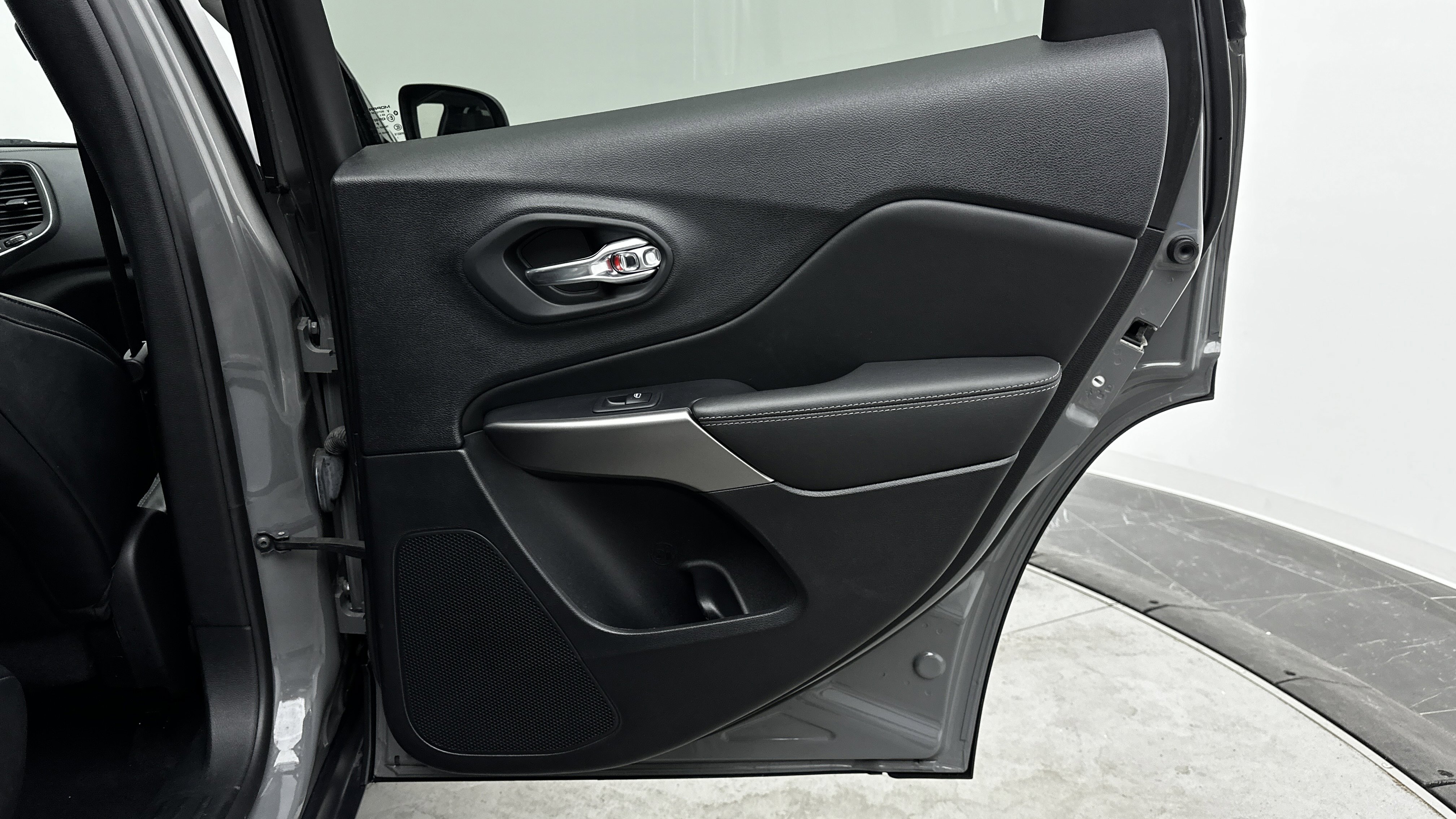 Used 2022 Jeep Cherokee Latitude Lux w/ Sun & Sound Group AWD/4WD image 35