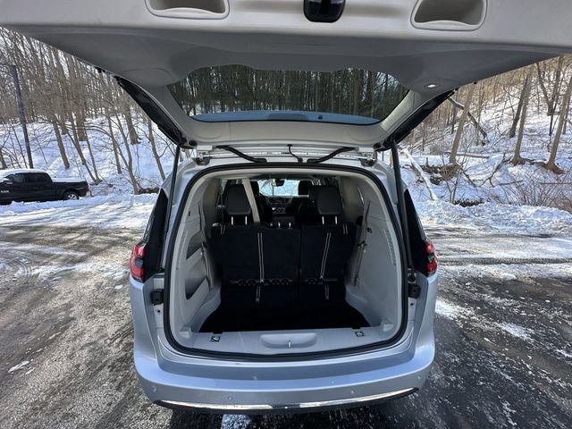 Used 2024 Chrysler Pacifica Touring-L image 22