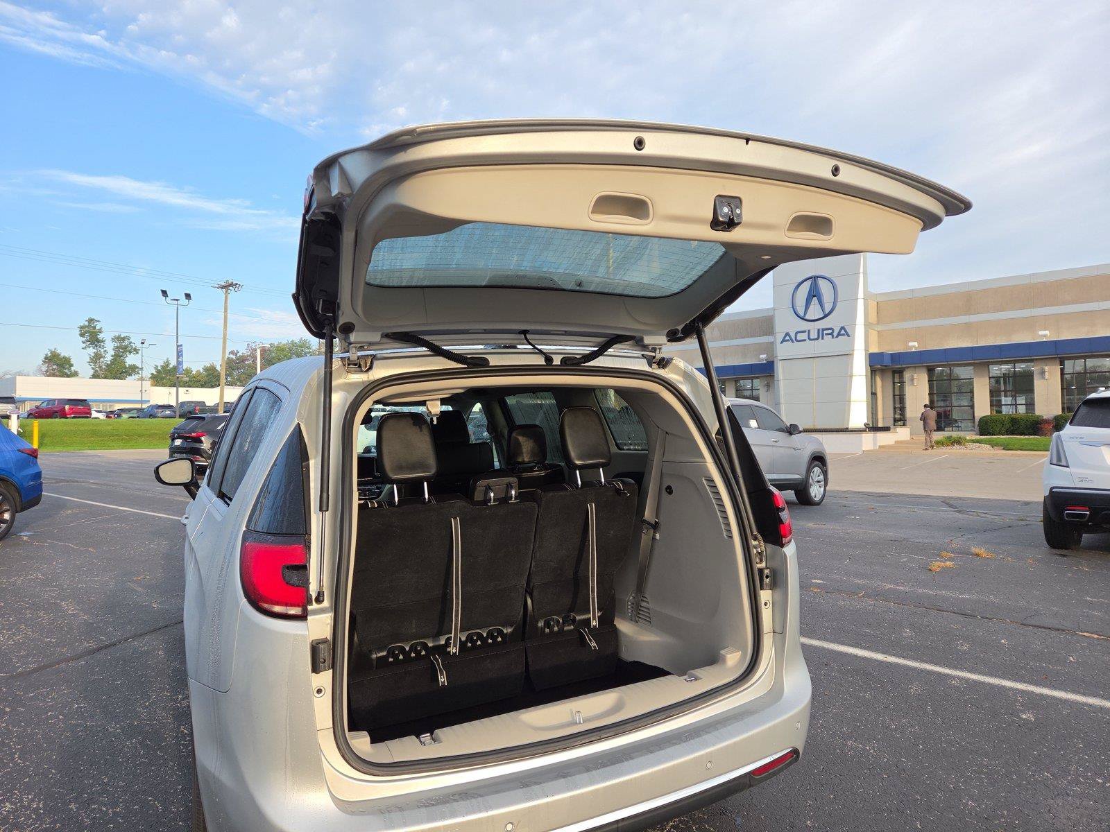 Used 2024 Chrysler Pacifica Touring-L FWD image 29