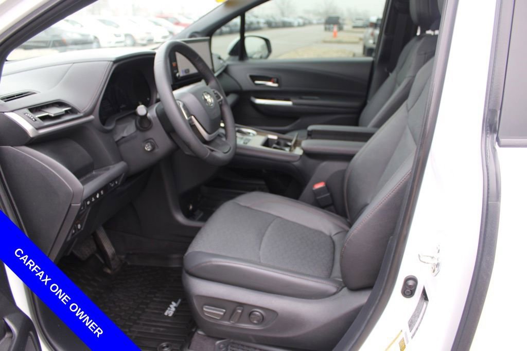 Used 2025 Toyota Sienna Platinum image 17