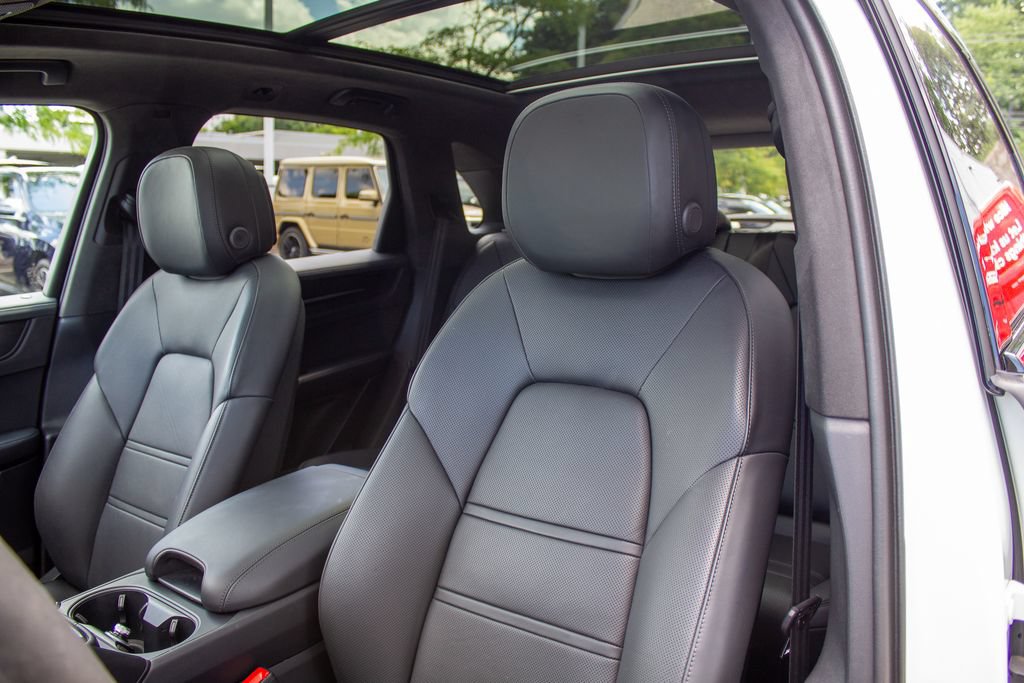 Used 2025 Porsche Cayenne GTS AWD/4WD image 12
