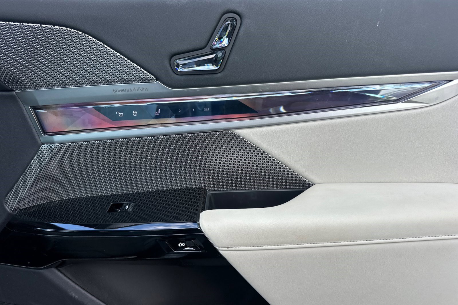 Certified 2025 BMW 740i w/ Premium Package image 20