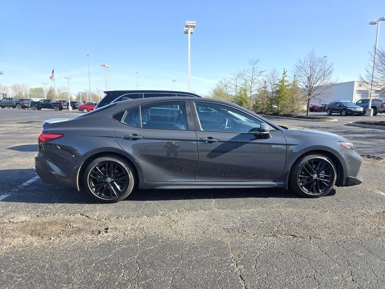 Used 2025 Toyota Camry SE w/ Convenience Package image 8