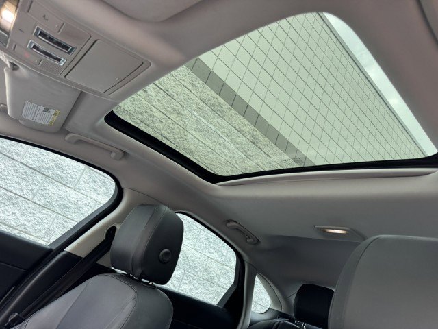 Used 2018 Jaguar XF Premium image 28