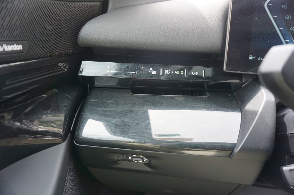 Used 2025 BMW 530i xDrive w/ Premium Package image 5