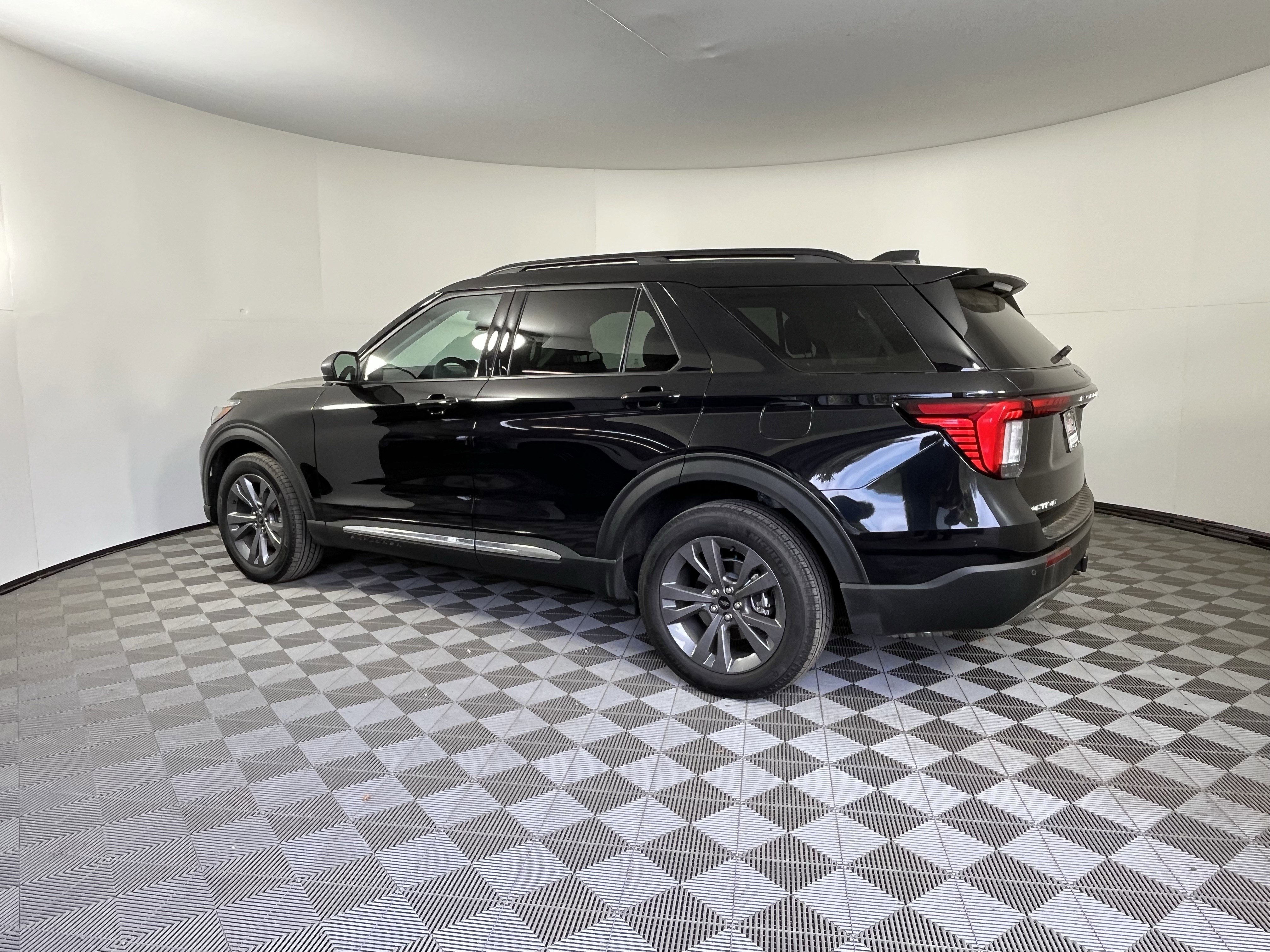 Used 2025 Ford Explorer Active w/ Active Comfort Package image 2