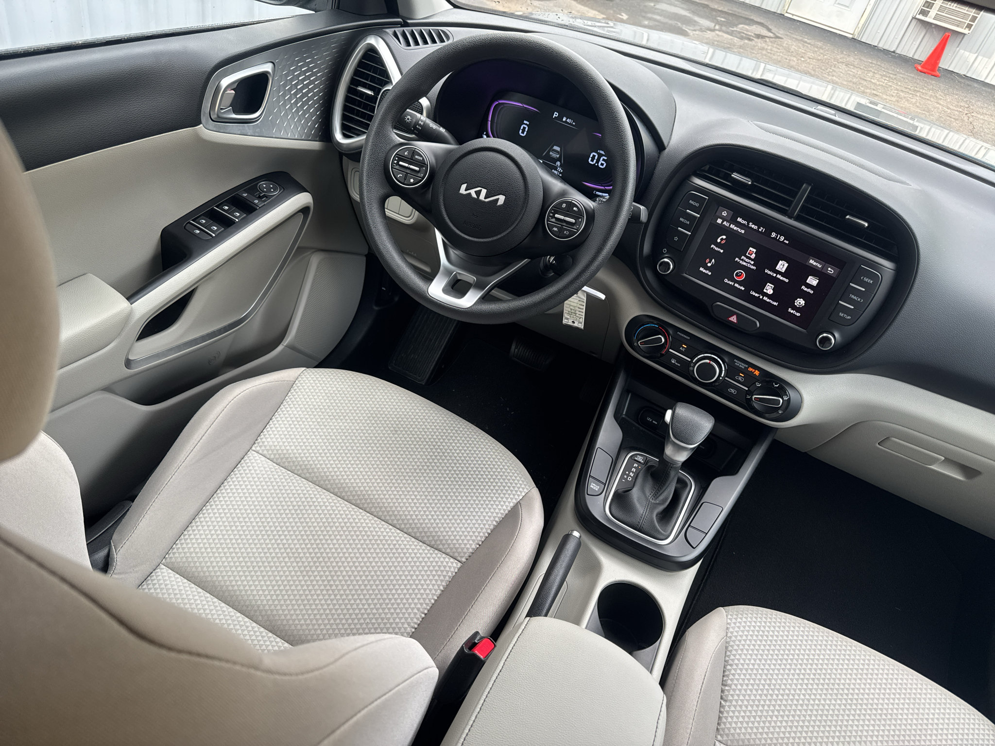 Certified 2025 Kia Soul LX w/ LX Technology Package FWD image 16