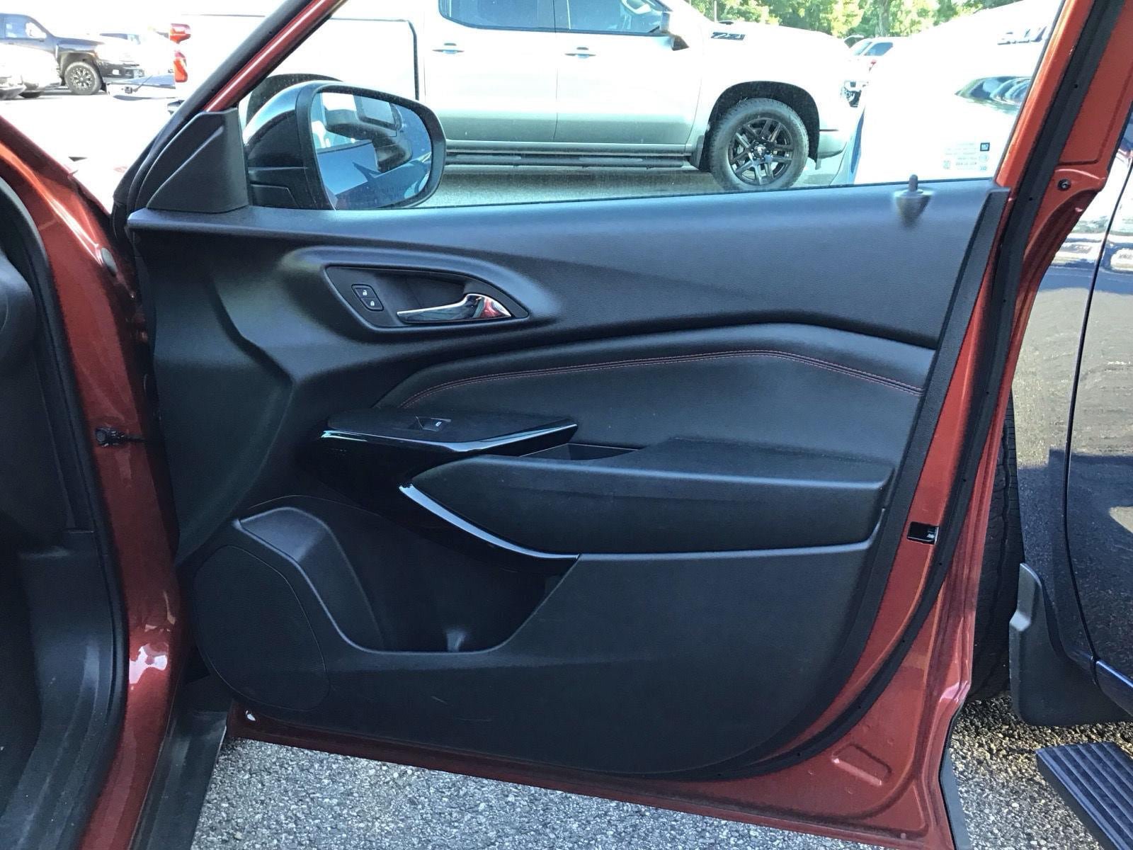 Used 2024 Chevrolet Trax RS w/ Sunroof Package FWD image 8