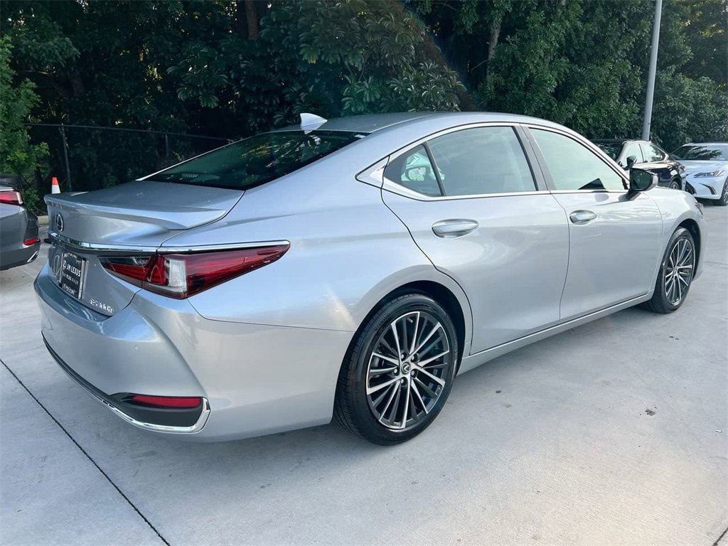 Certified 2025 Lexus ES 300h w/ Premium Package image 7