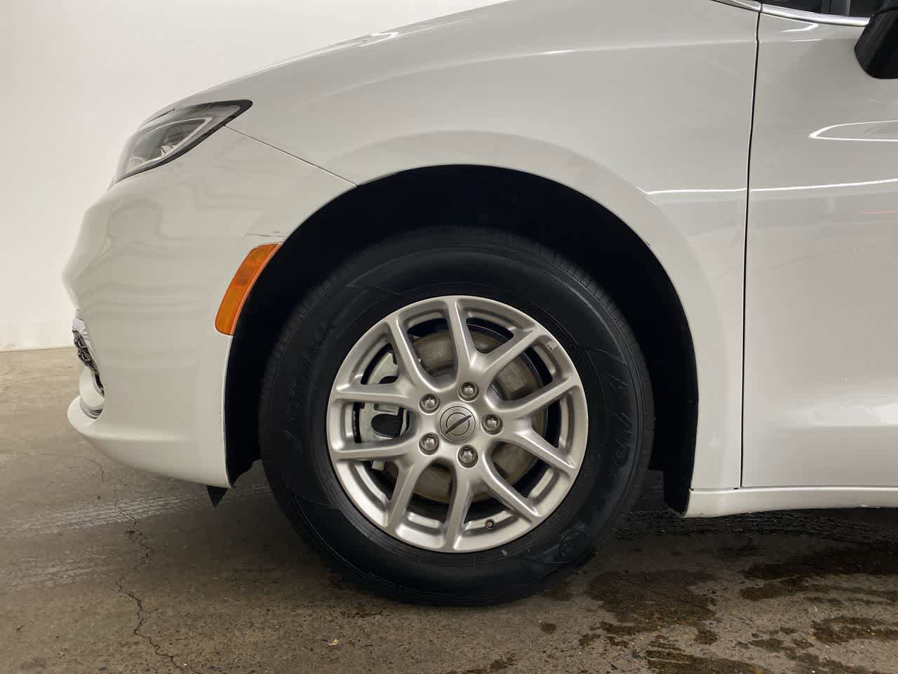 Used 2024 Chrysler Pacifica Touring-L FWD image 11