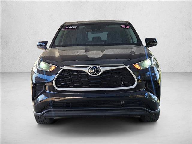 Used 2023 Toyota Highlander L FWD video 2
