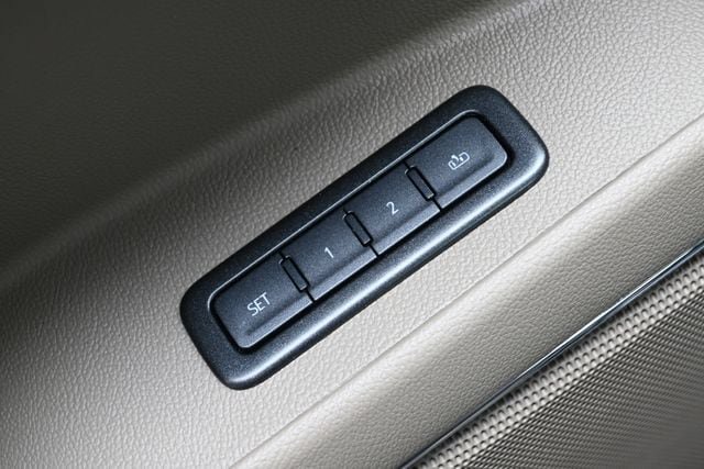 Used 2018 Chevrolet Tahoe Premier AWD/4WD image 46