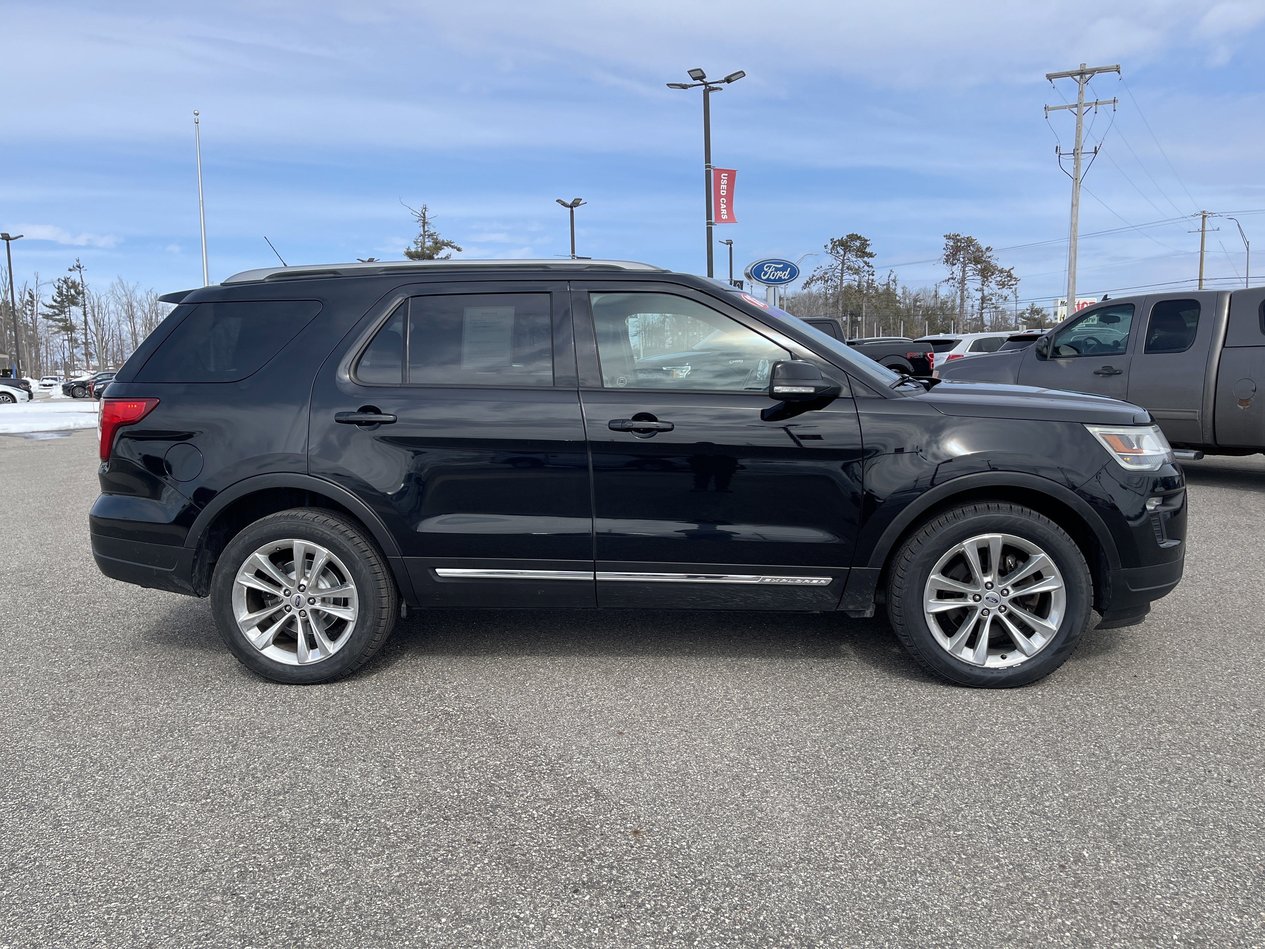 Used 2018 Ford Explorer XLT w/ Equipment Group 202A image 2