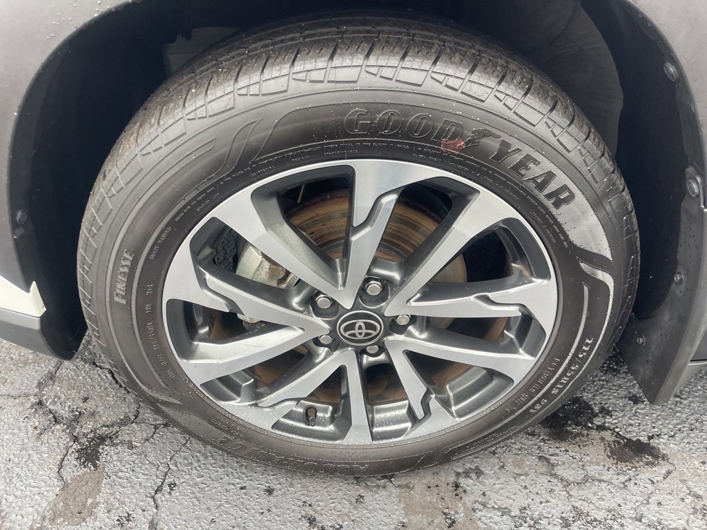 Used 2022 Toyota Corolla Cross XLE w/ Convenience Package image 25