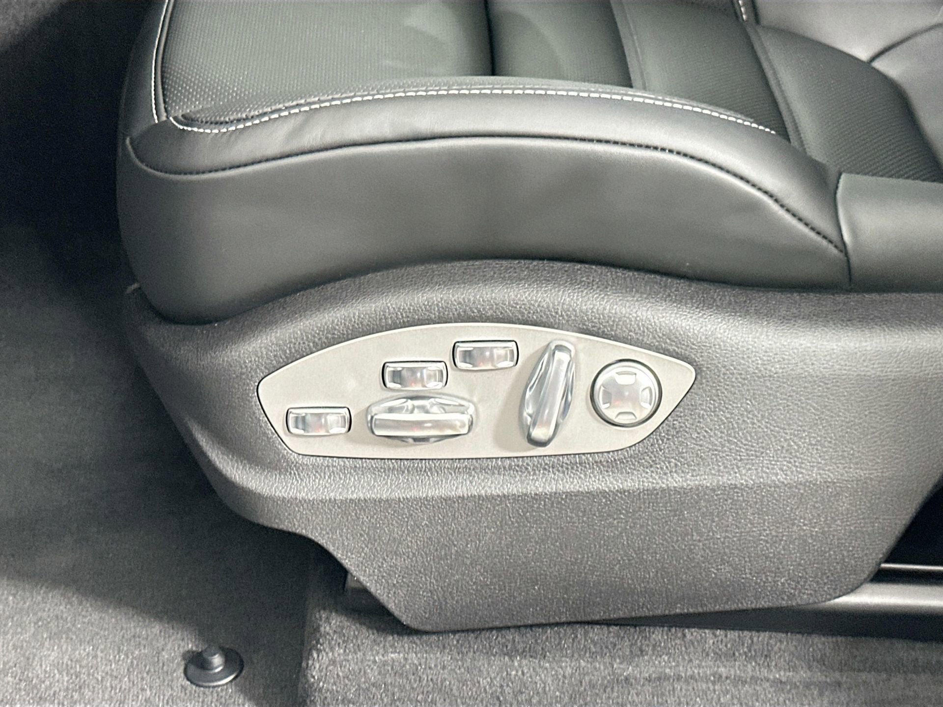 Certified 2025 Porsche Macan image 34