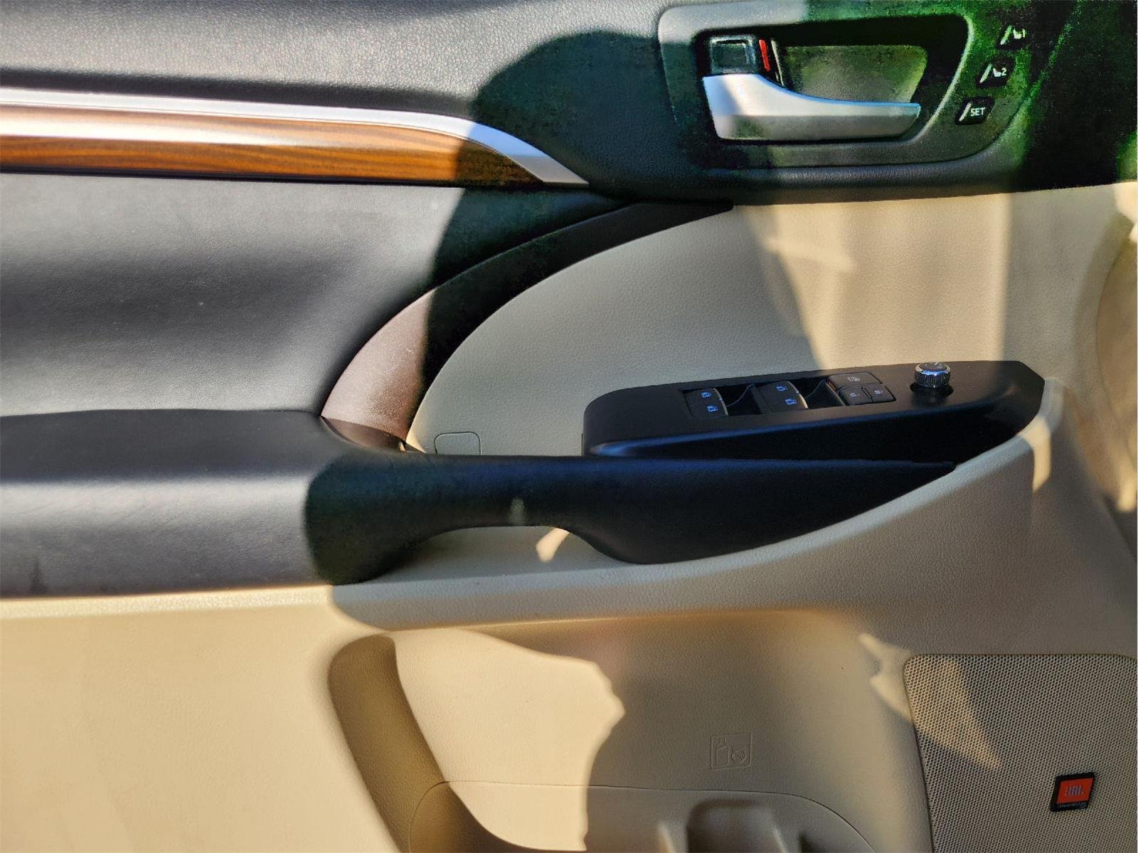 Used 2019 Toyota Highlander Limited FWD image 22