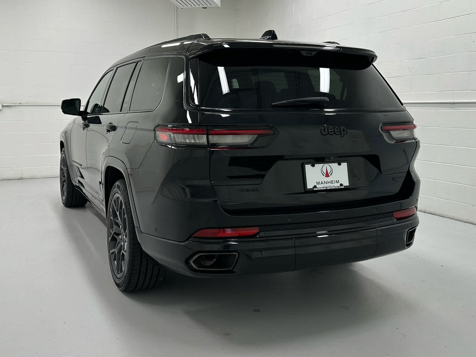 Used 2023 Jeep Grand Cherokee L Summit AWD/4WD image 8