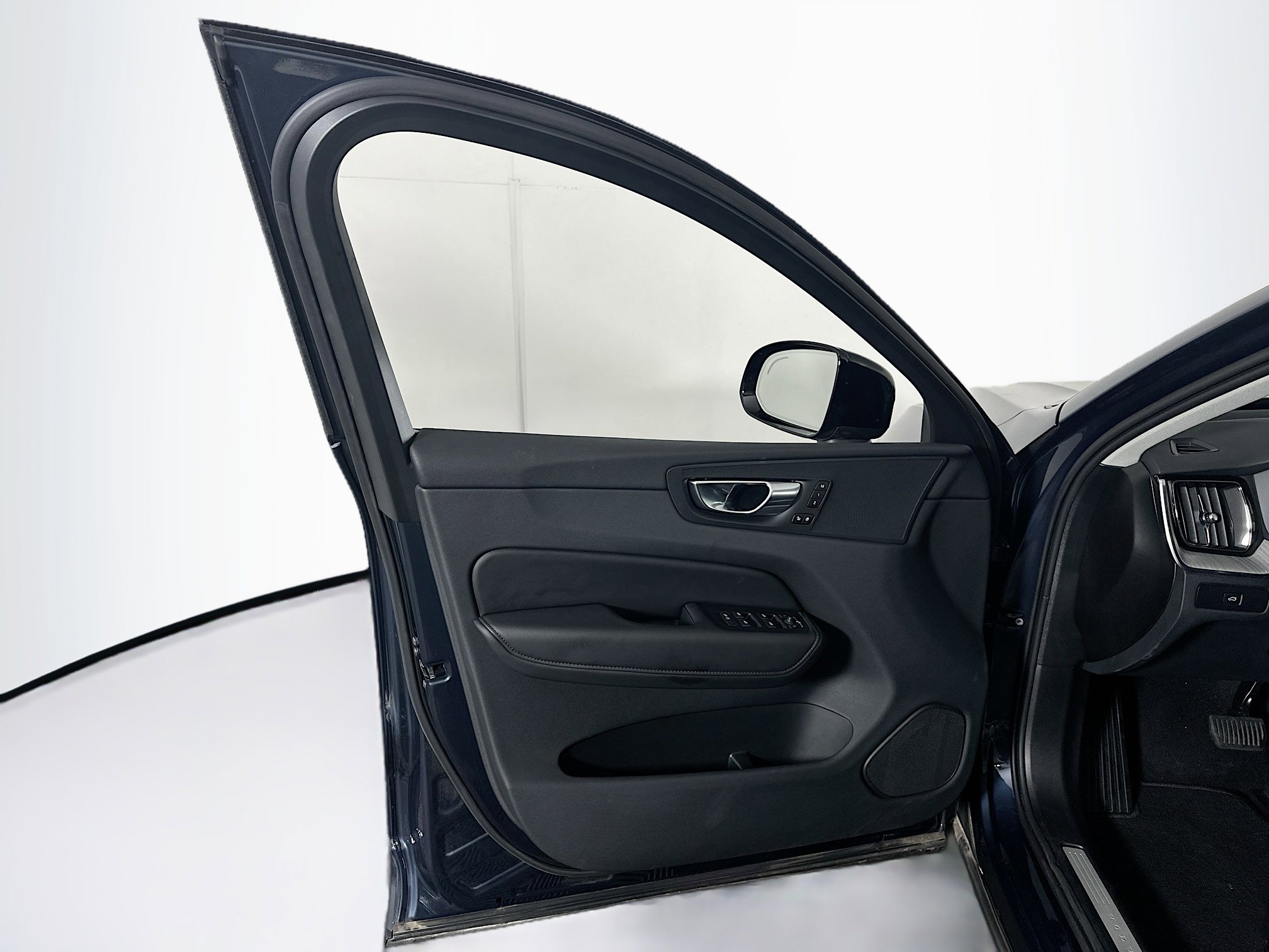 Used 2025 Volvo XC60 B5 Plus image 27