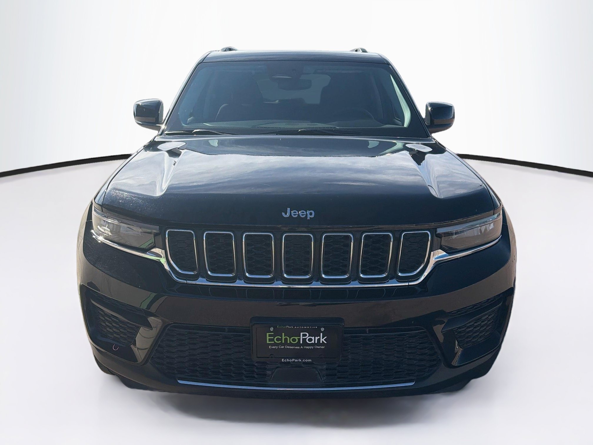 Used 2023 Jeep Grand Cherokee Laredo w/ Luxury Tech Group I AWD/4WD image 2