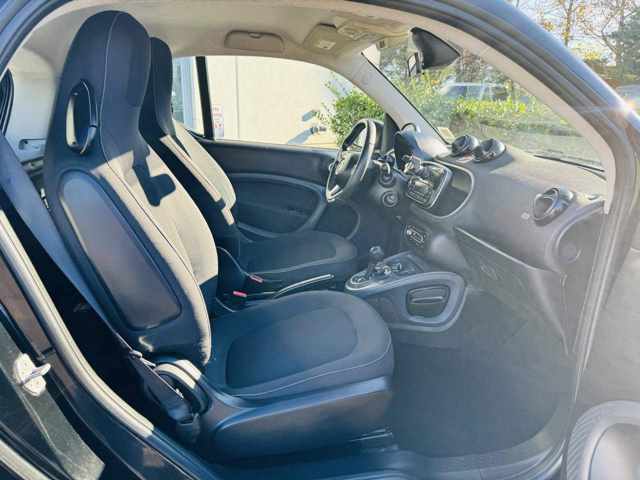 Used 2016 smart fortwo passion RWD image 32