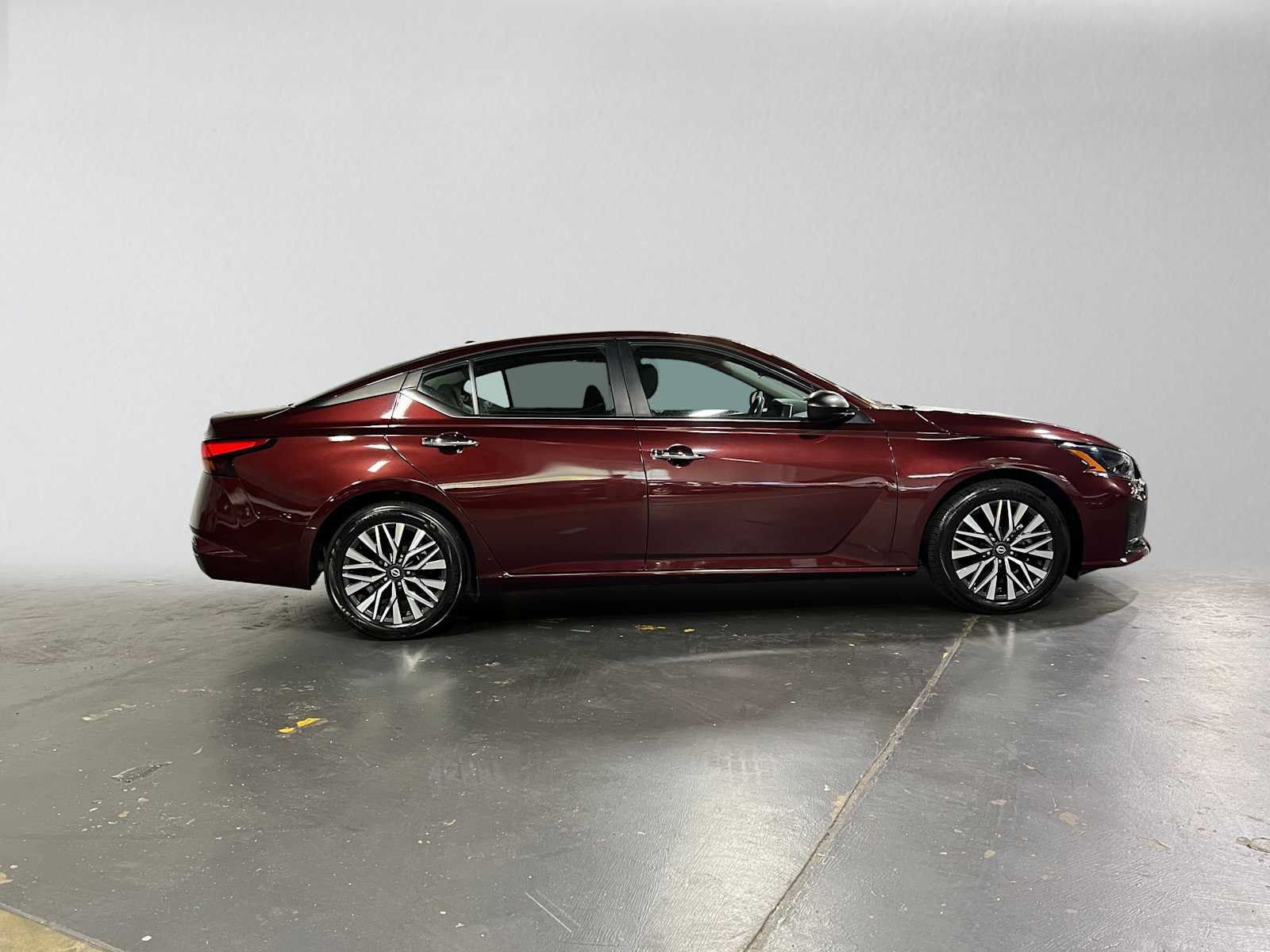 Used 2024 Nissan Altima 2.5 SV FWD image 2