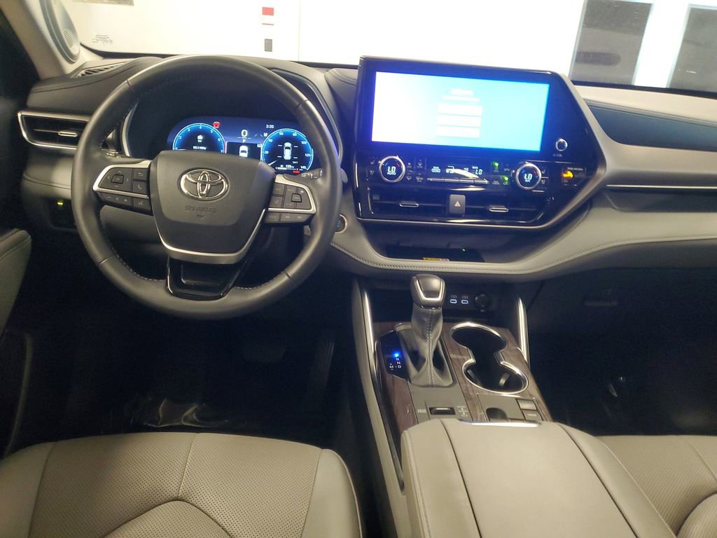 Used 2024 Toyota Highlander Limited image 10