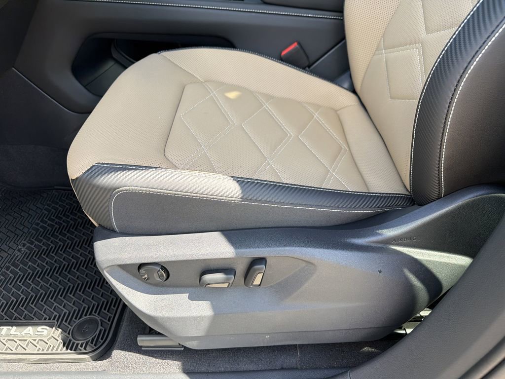 Used 2025 Volkswagen Atlas Cross Sport SE FWD image 21