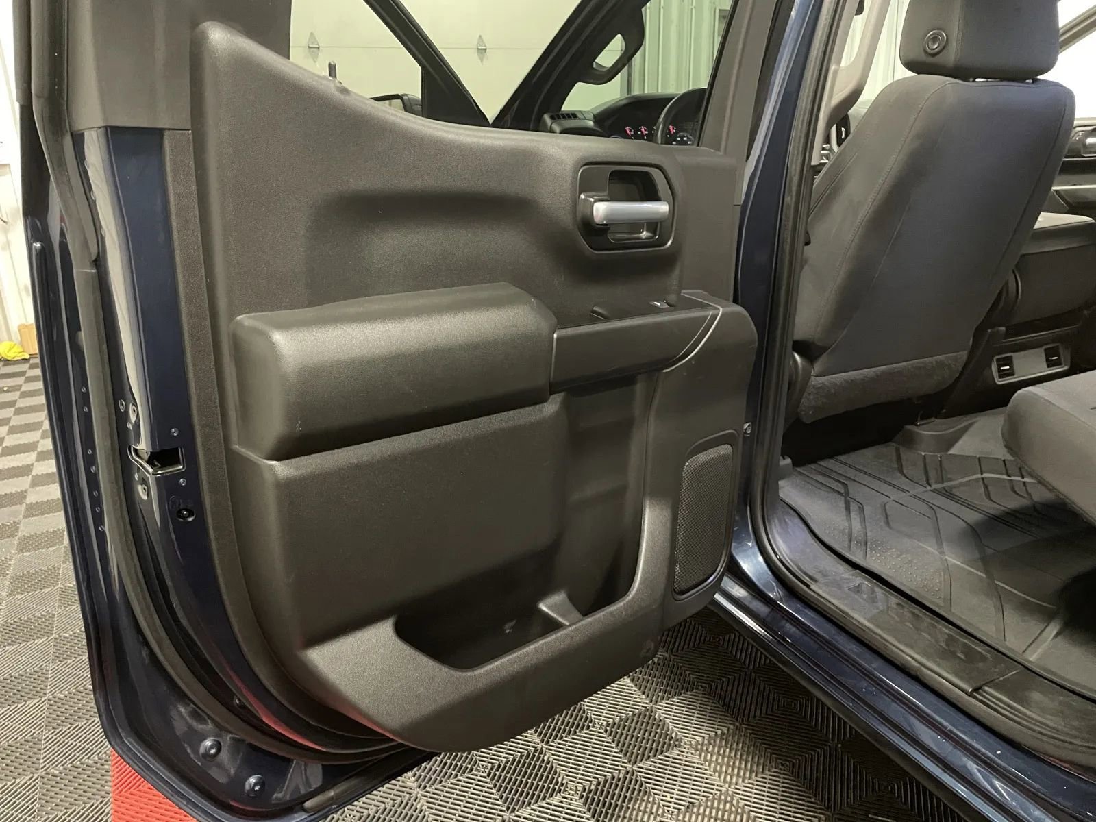 Used 2020 Chevrolet Silverado 1500 Custom w/ Custom Value Package image 38