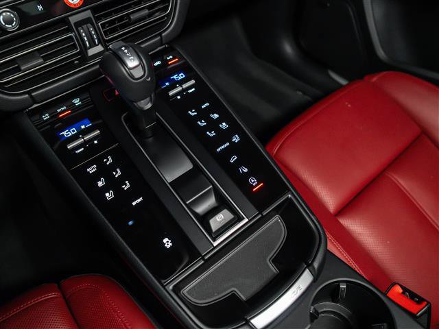Certified 2025 Porsche Macan AWD/4WD image 25