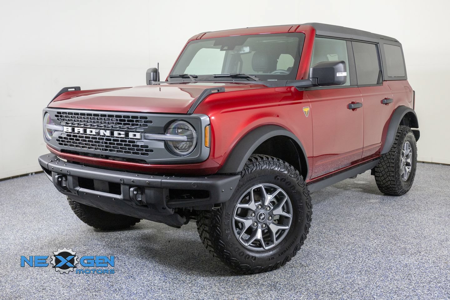 Used 2025 Ford Bronco Badlands AWD/4WD image 3