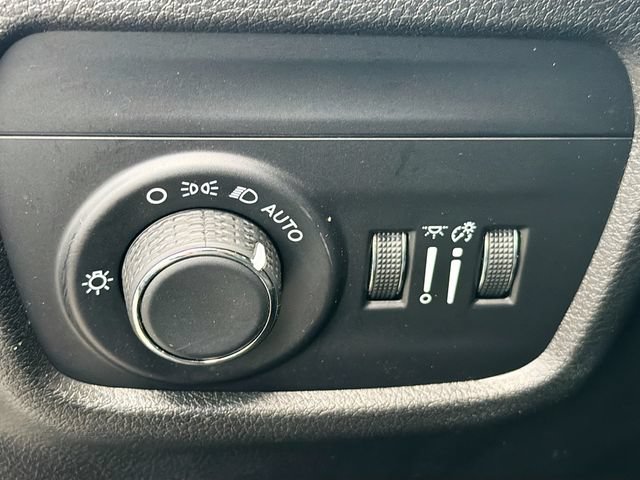 Used 2023 Jeep Grand Cherokee Laredo AWD/4WD image 10