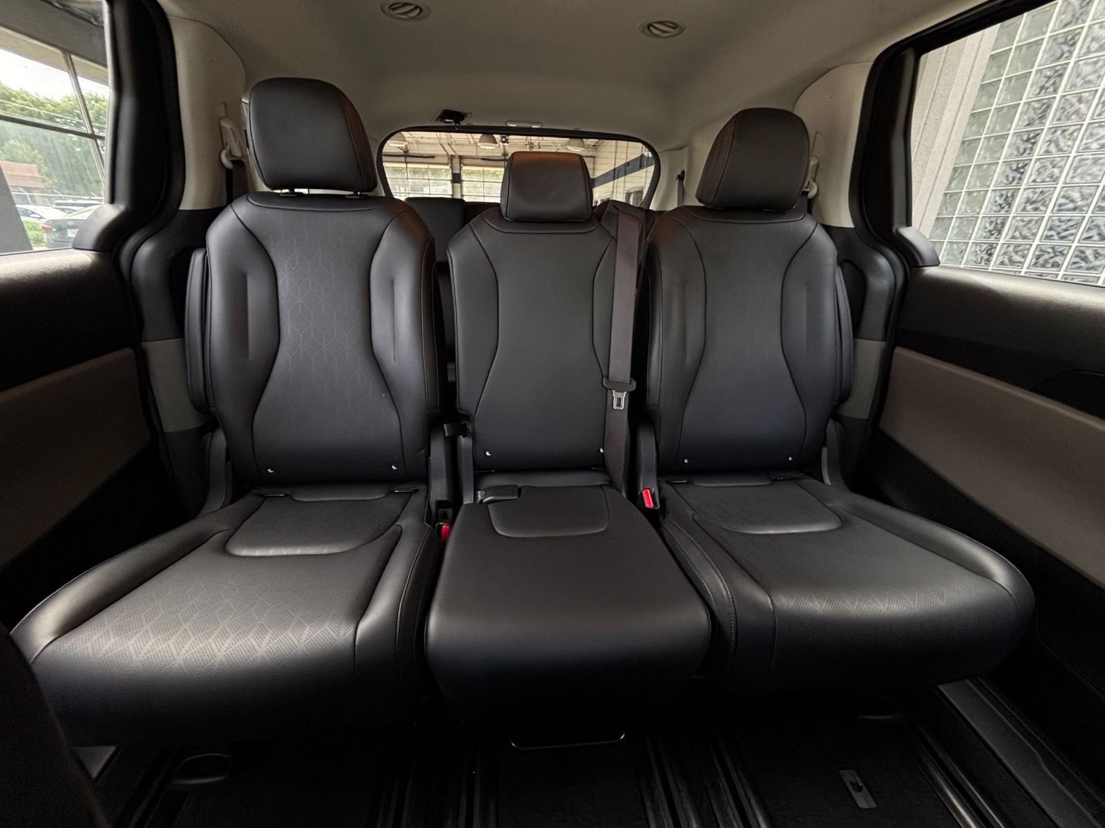 Used 2026 Kia Carnival FWD image 40