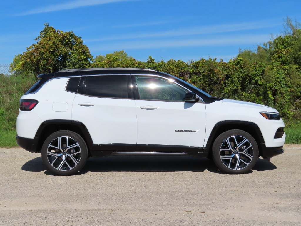 Used 2025 Jeep Compass Limited w/ Elite Group AWD/4WD image 2