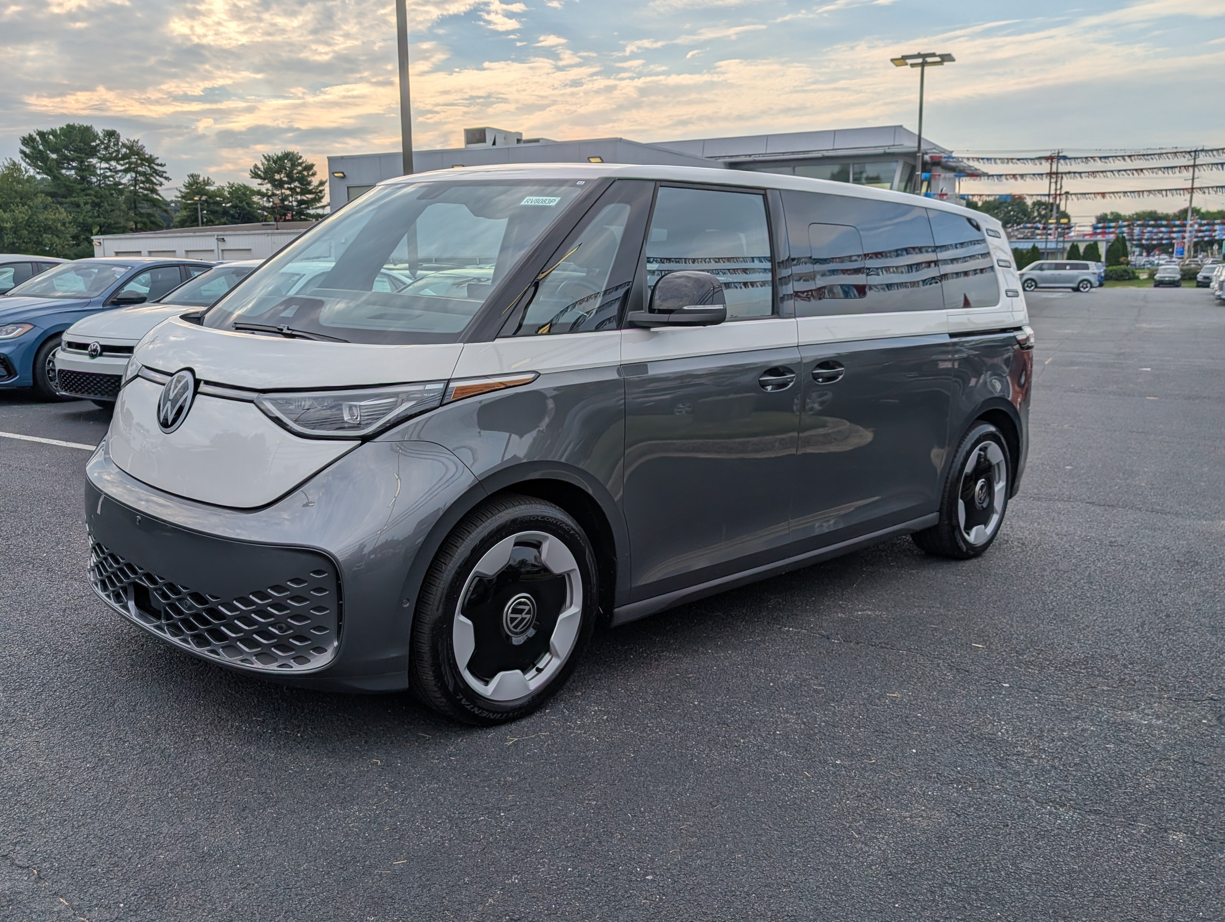 Used 2025 Volkswagen ID. Buzz Pro S Plus w/ Cupholders Package AWD/4WD image 7