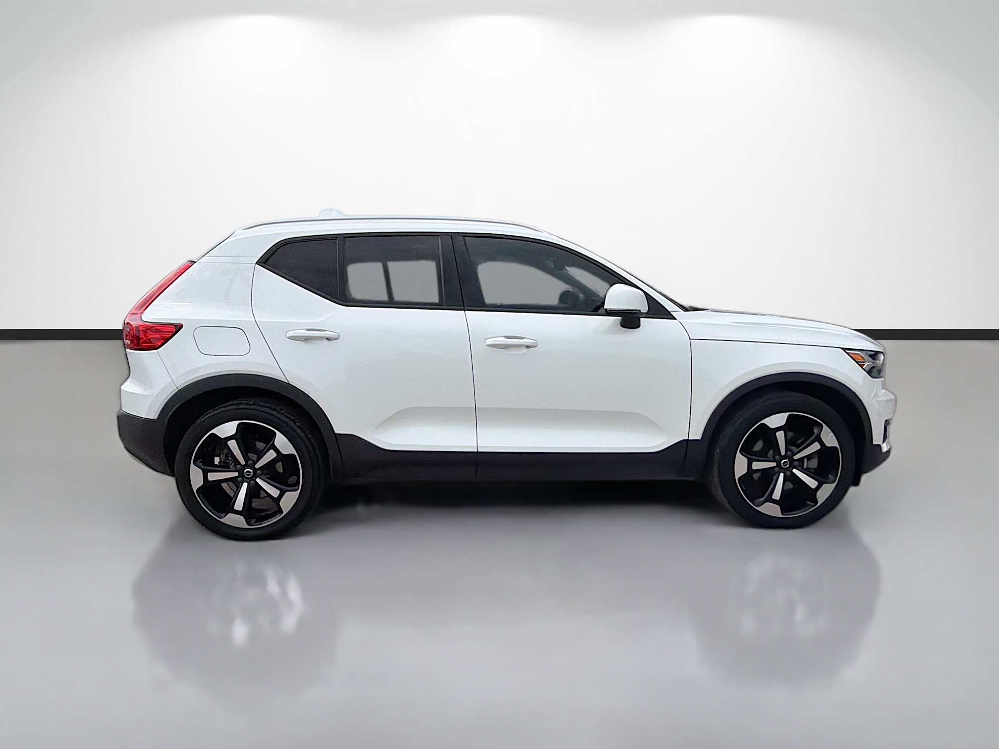 Used 2021 Volvo XC40 T5 Momentum w/ Premium Package AWD/4WD image 2