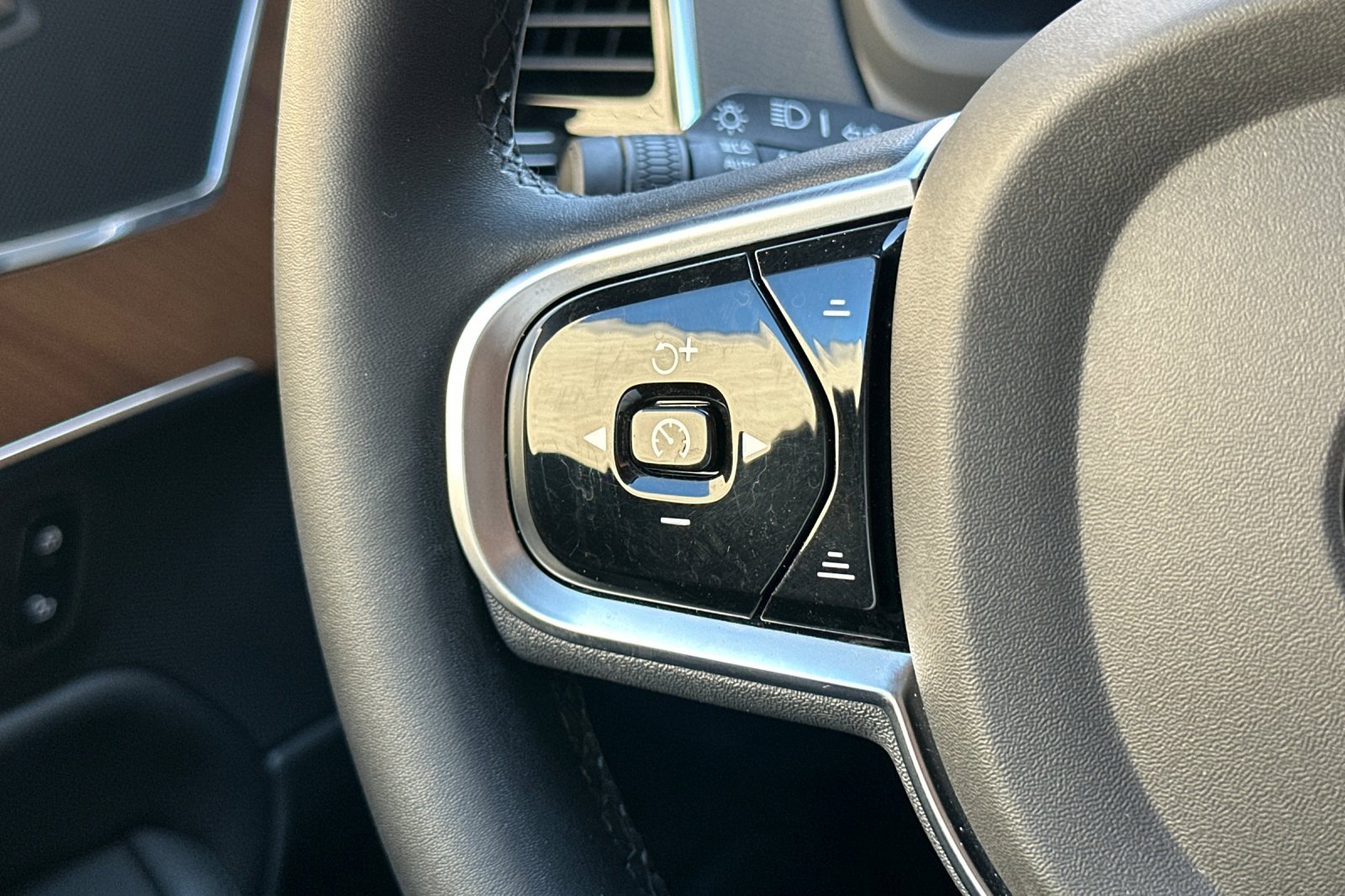 Used 2023 Volvo XC90 T8 Plus w/ Protection Package Premier image 28