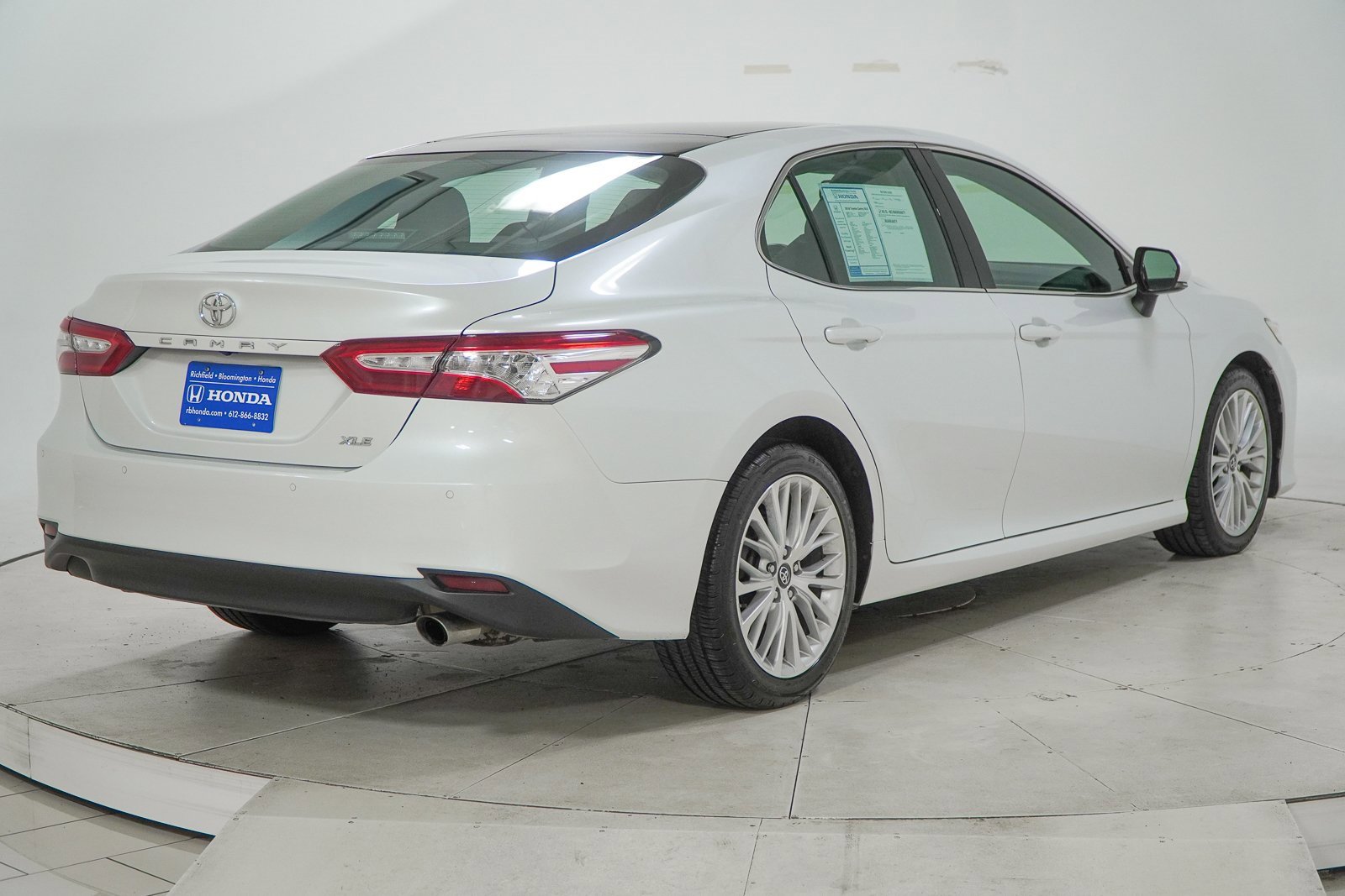 Used 2018 Toyota Camry XLE image 11