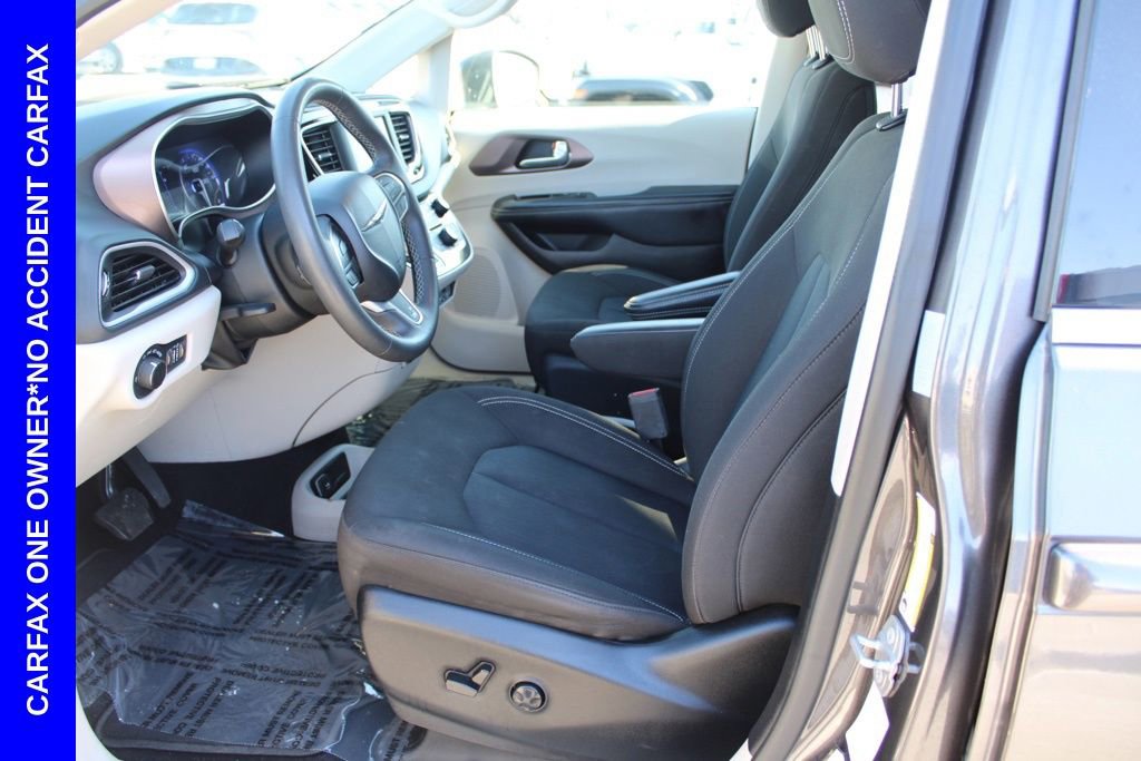 Used 2023 Chrysler Voyager LX image 16