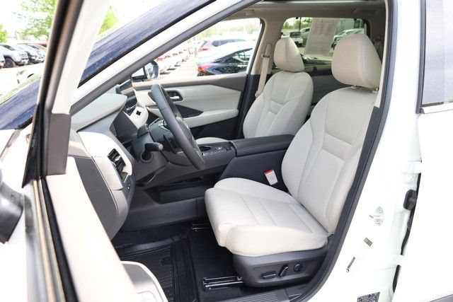Certified 2025 Nissan Rogue SL w/ Tech Package FWD image 8