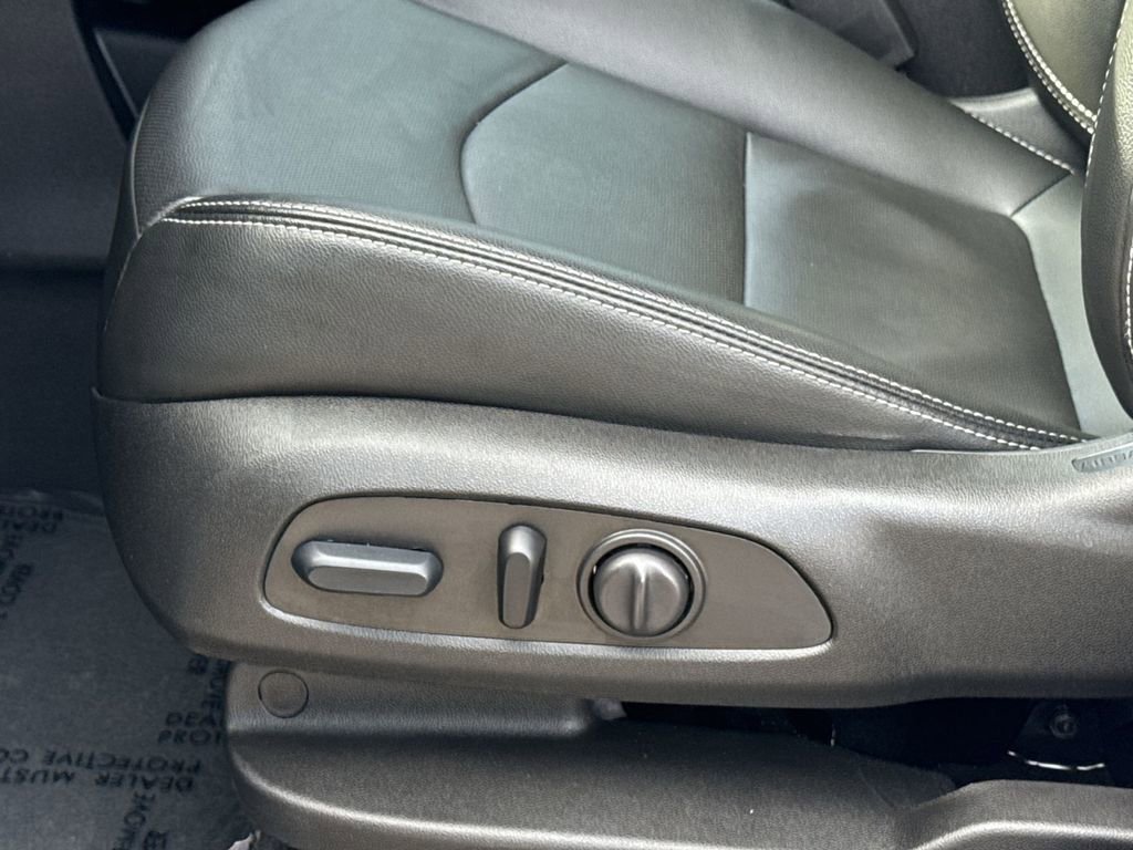 Used 2024 GMC Terrain SLT image 14