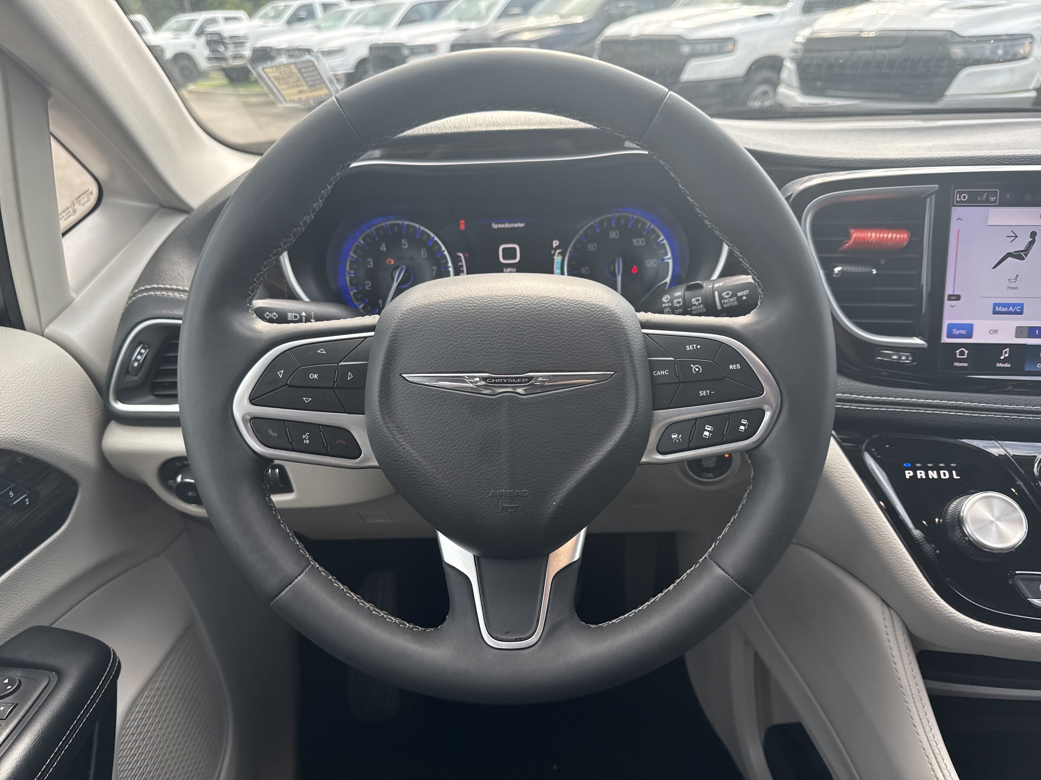 Used 2023 Chrysler Pacifica Limited FWD image 26