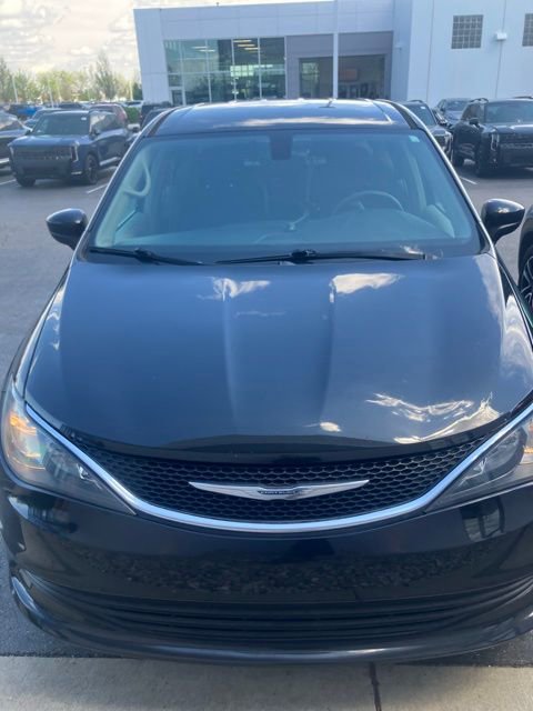 Used 2017 Chrysler Pacifica Touring image 4