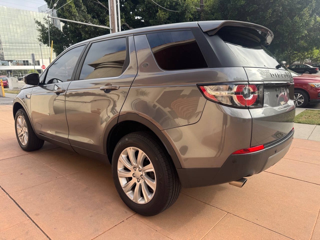 Used 2017 Land Rover Discovery Sport SE AWD/4WD image 3