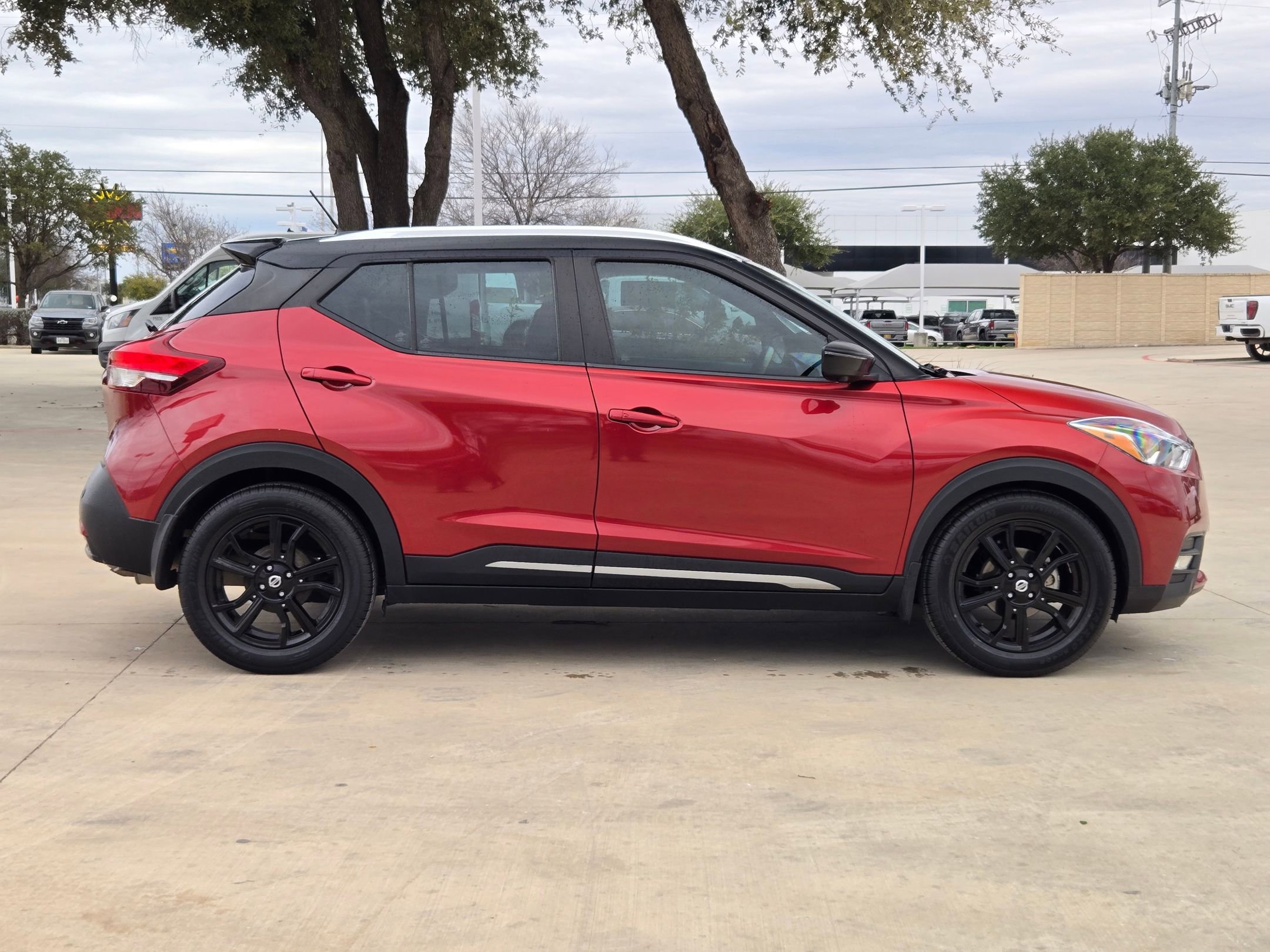 Used 2020 Nissan Kicks SR w/ SR Premium Package image 2