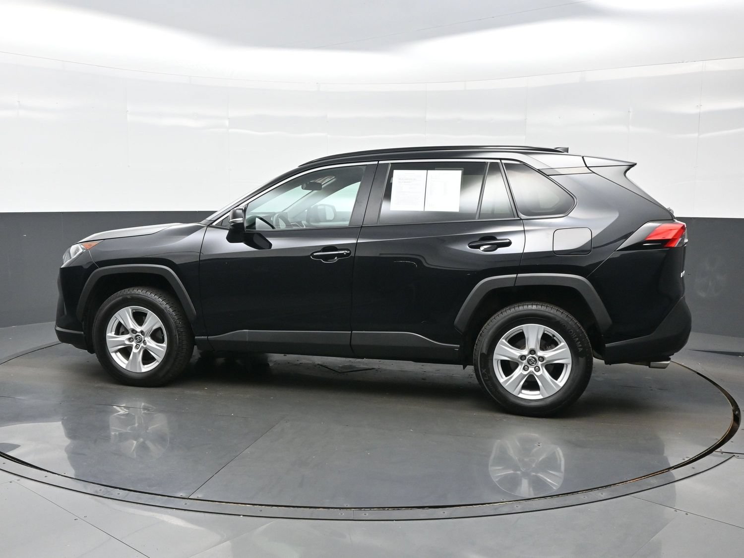 Used 2020 Toyota RAV4 XLE AWD/4WD image 3