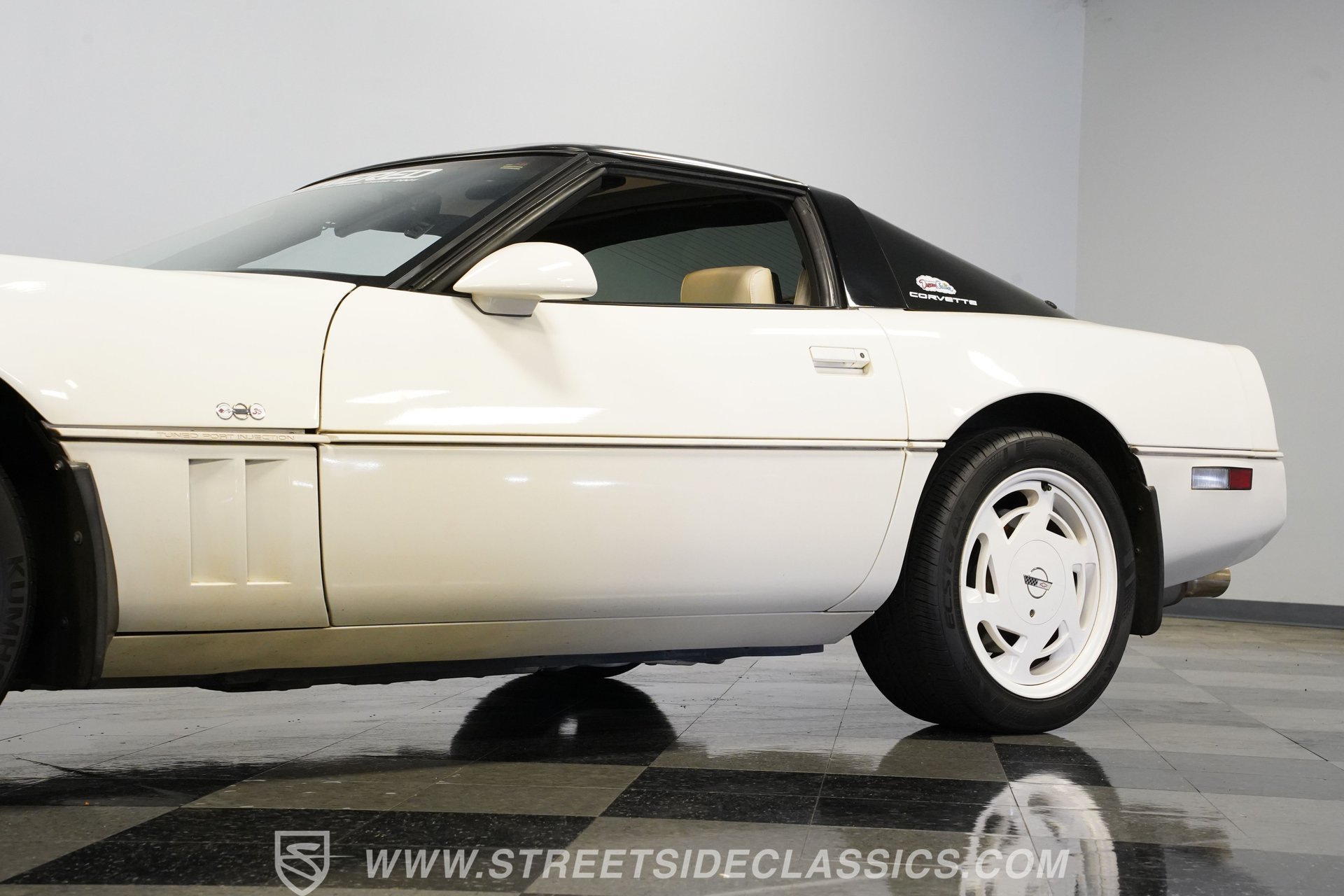 Used 1988 Chevrolet Corvette Coupe RWD image 23
