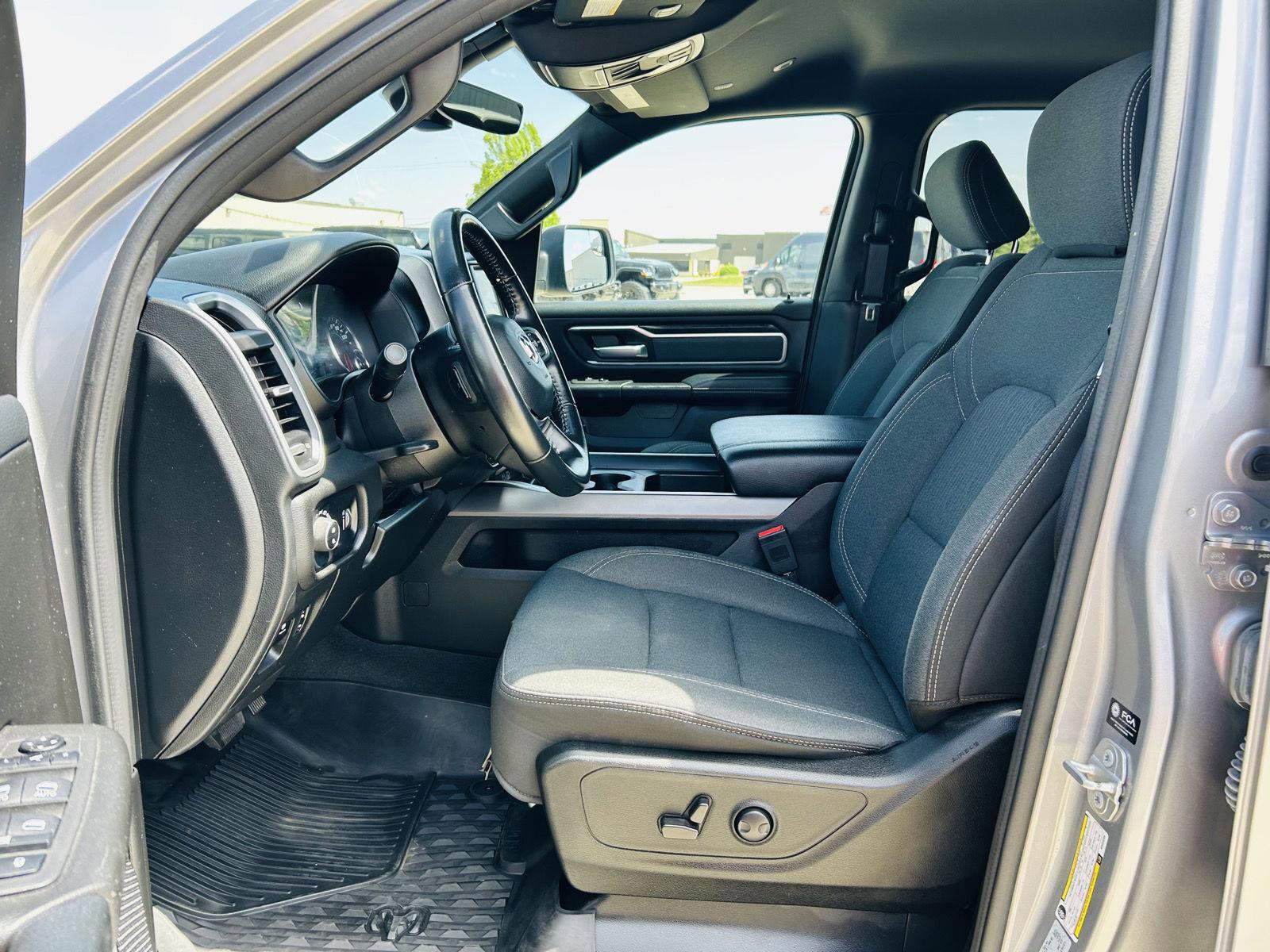 Used 2022 RAM 1500 Big Horn AWD/4WD image 3