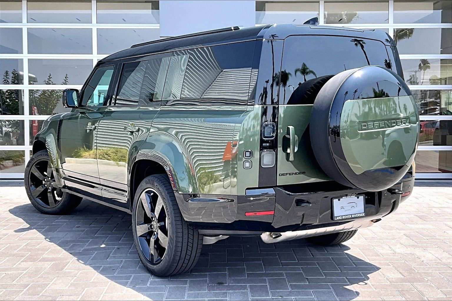 New 2026 Land Rover Defender 130 X-Dynamic SE AWD/4WD image 3