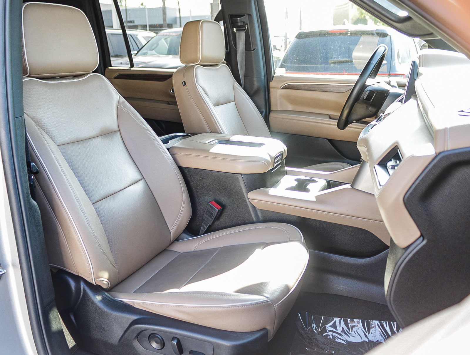 Used 2024 Chevrolet Suburban Premier RWD image 16